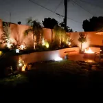 Stunning, Quiet Pvt Luxe Home! King Bed, Jacuzzi, Fire Pit, Bbq! Beautiful!