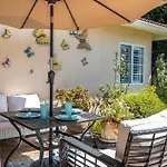 Stunning, Quiet Pvt Luxe Home! King Bed, Jacuzzi, Fire Pit, Bbq! Beautiful!