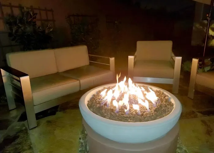 Stunning, Quiet Pvt Luxe Home! King Bed, Jacuzzi, Fire Pit, Bbq! Beautiful!