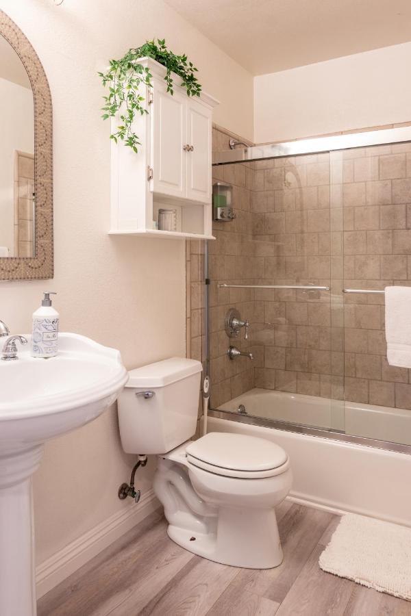 Villa Stunning, Quiet Pvt Luxe Home! King Bed, Jacuzzi, Fire Pit, Bbq! Beautiful! Los Angeles